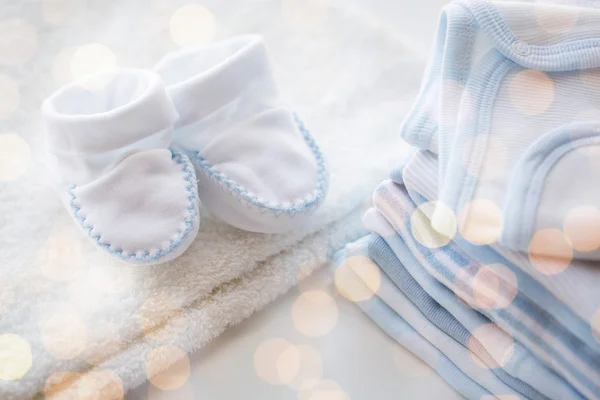 Close up de roupas de meninos para recém-nascido na mesa — Fotografia de Stock