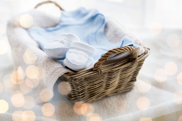 Nahaufnahme von Babykleidung für neugeborenen Jungen im Korb — Stockfoto