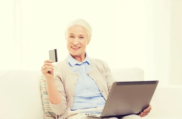 Starsza kobieta z laptopem i kartą kredytową w domu Zdjęcia Stockowe bez tantiem