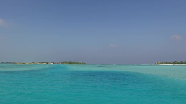 Blauwe zee lagoon op Malediven strand — Stockvideo