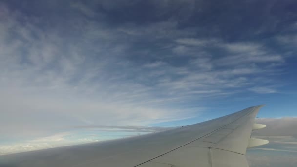 Ala del avión volando en el cielo azul — Vídeos de Stock