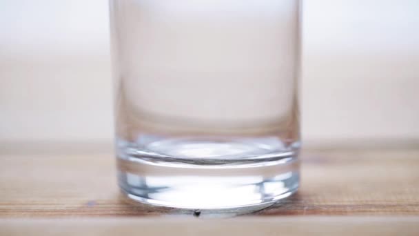 Mão derramando leite em vidro vazio — Vídeo de Stock