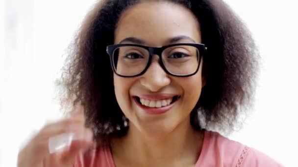 Mujer afroamericana feliz — Vídeo de stock