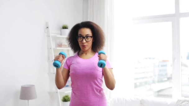 African woman exercising with dumbbells — Stock Video