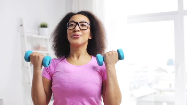 Mujer africana haciendo ejercicio con pesas — Vídeos de Stock