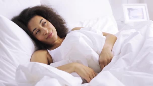 Afrikalı kadın yatakta uyuyor — Stok video