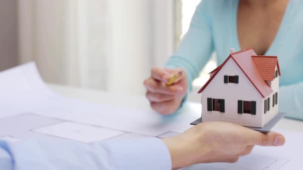 Woman and architect discussing model of house — Stock Video