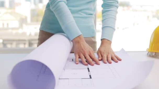 Mujer desenvolviendo el plano arquitectónico — Vídeos de Stock