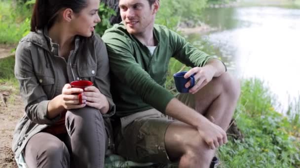 Glückliches Paar mit Tassen trinken — Stockvideo