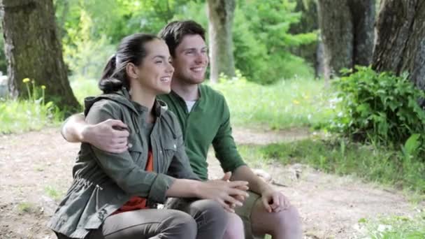 Homme heureux donnant la fleur à la femme — Video