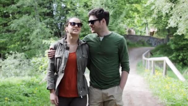 Mutlu çift sarılma ve yürüyüş — Stok video