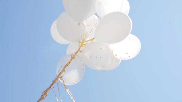 Globos inflados de helio blanco — Vídeo de stock