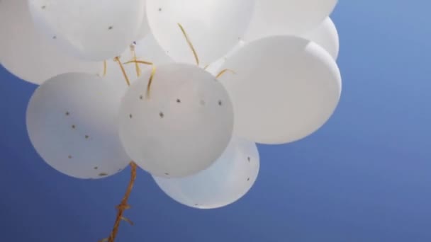 Opgeblazen witte helium ballonnen — Stockvideo