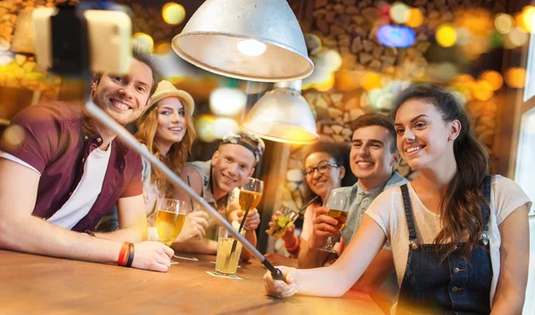 上自拍照智能手机的朋友坚持在酒吧 — 图库照片