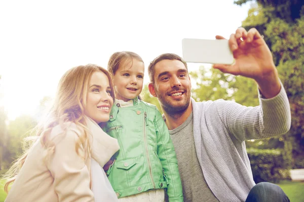 Família feliz tomando selfie por Smartphone — Fotografia de Stock