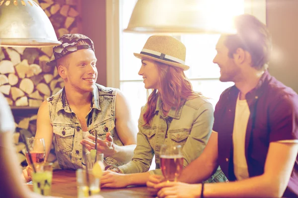 Happy vrienden drinken bier en cocktails — Stockfoto