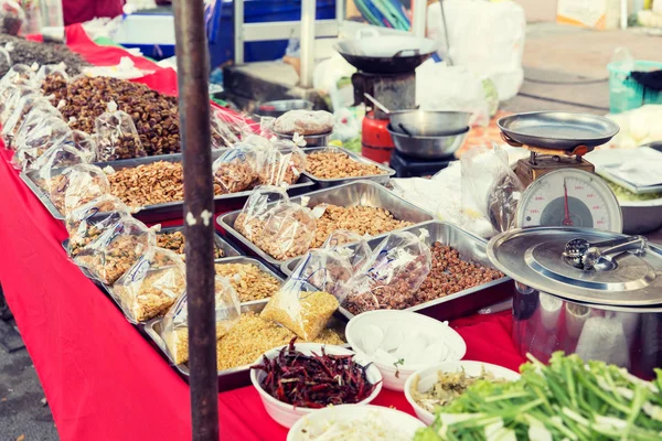 Nötter och kryddor försäljning på street marknad — Stockfoto