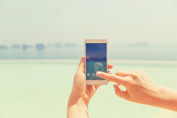 Primo piano delle mani femminili con smartphone — Foto Stock