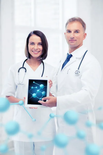 两位医生展示平板电脑 — 图库照片