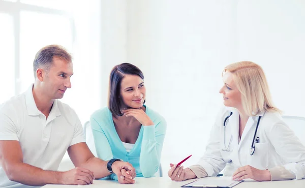 Doctor with patients in cabinet — Stock Photo, Image