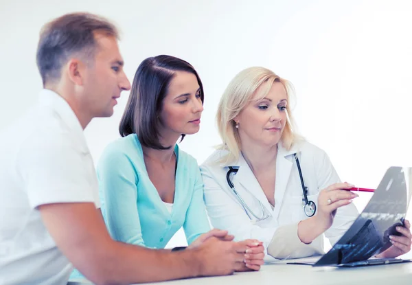 Doctor with patients looking at x-ray — Stock Photo, Image