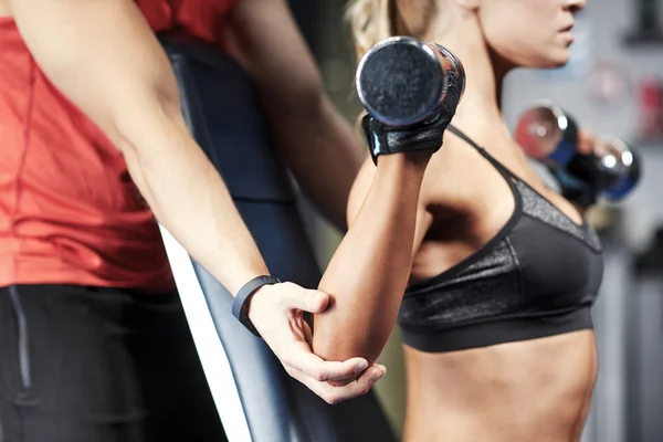 Uomo e donna con manubri in palestra — Foto Stock