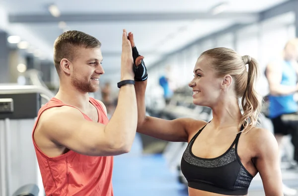 Man en vrouw doen hoge vijf — Stockfoto