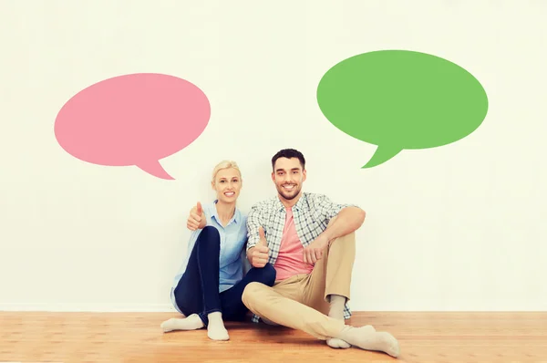 Pareja feliz mostrando pulgares hacia arriba — Foto de Stock