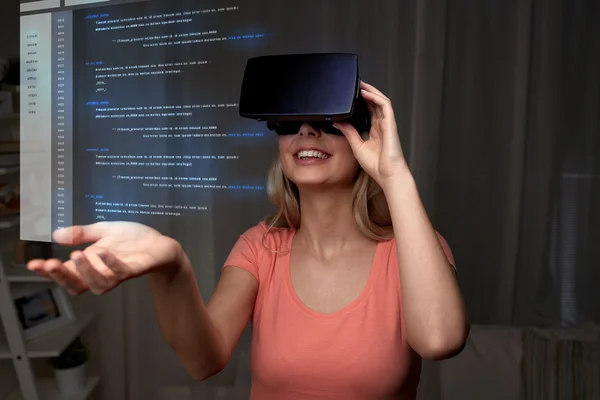 Donna in realtà virtuale auricolare — Foto Stock
