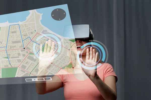 Žena ve sluchátkách virtuální reality — Stock fotografie