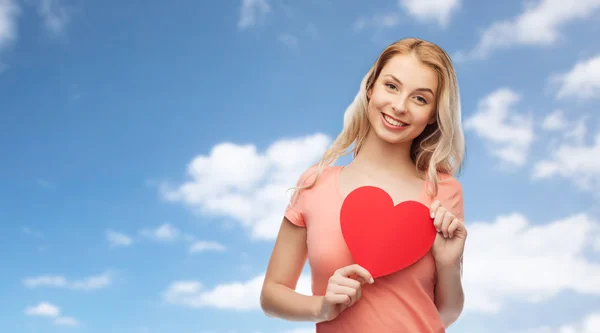 快乐的女人与红色的心脏形状 — 图库照片