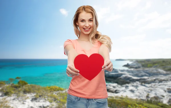 Mujer feliz con forma de corazón rojo — Foto de Stock