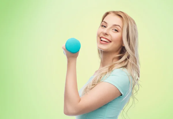 Bela jovem mulher esportiva com halteres — Fotografia de Stock