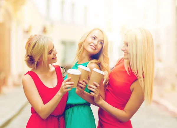 Vrouwen met meeneem koffiekopjes in de stad — Stockfoto