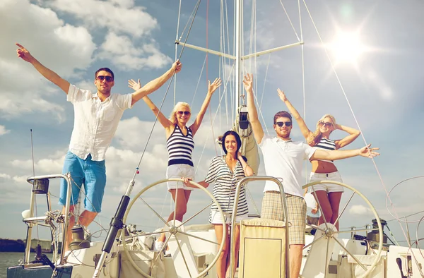 Leende vänner sitter på yacht däck — Stockfoto