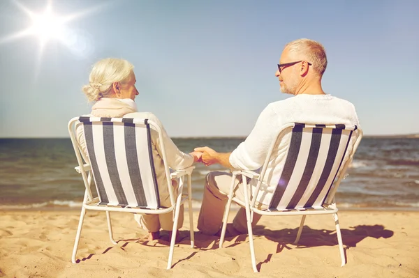 Счастливая пожилая пара на летнем пляже — стоковое фото