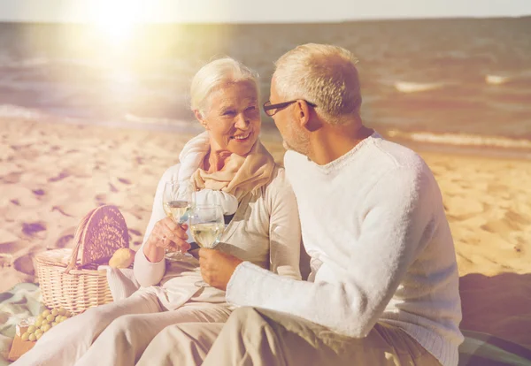 Счастливая пожилая пара на летнем пляже — стоковое фото