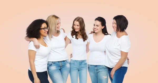 Grupp glada olika kvinnor — Stockfoto