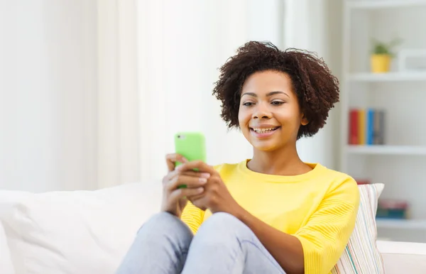 Happy african woman with smartphone — Stock Photo, Image