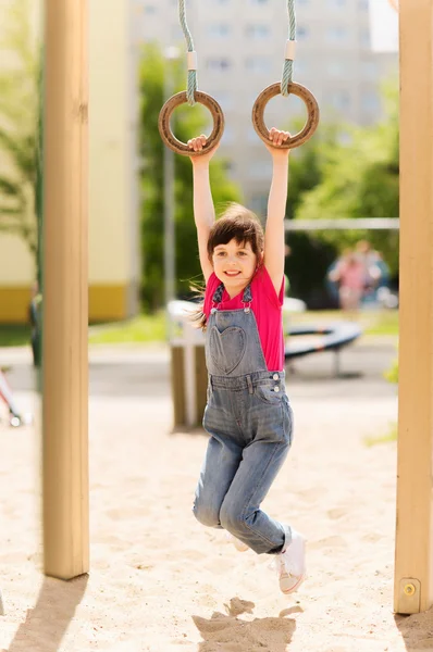 어린이 놀이터에 행복 한 어린 소녀 — 스톡 사진
