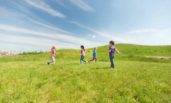 Futás a szabadban boldog gyerekek csoportja — Stock Fotó