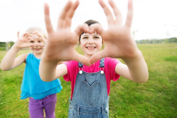 Ευτυχισμένα παιδιά που δείχνουν το σχήμα της καρδιάς — Φωτογραφία Αρχείου