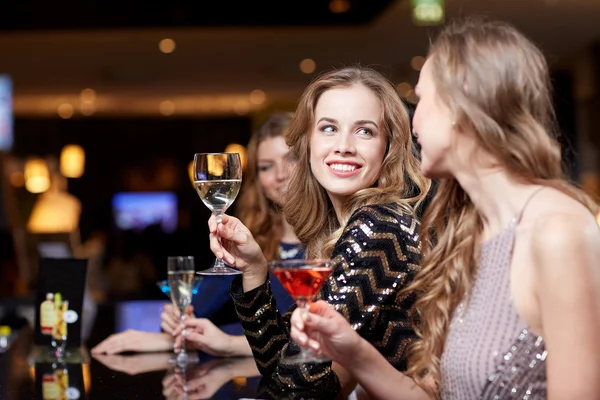 Щасливі жінки з напоями в нічному клубі — стокове фото