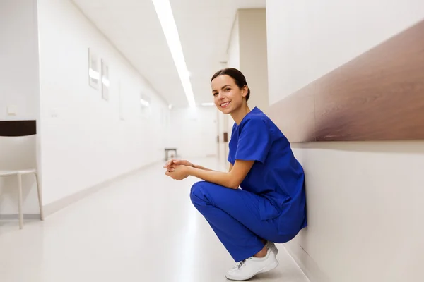 Šťastný lékař nebo zdravotní sestra v nemocniční chodbě — Stock fotografie