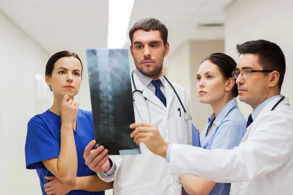 Grupo de médicos con radiografía de columna vertebral — Foto de Stock