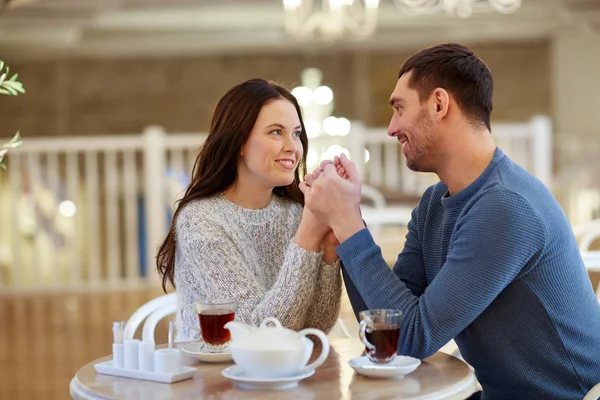 Coppia felice con tè che si tiene per mano — Foto Stock