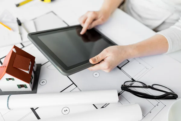 Hände mit Blaupause und Tablet-PC — Stockfoto