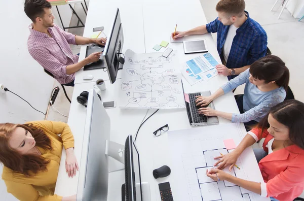 Equipo creativo con computadoras, plano en la oficina — Foto de Stock