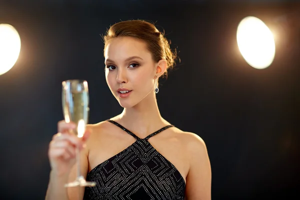 Ung asiatisk kvinna dricker champagne — Stockfoto