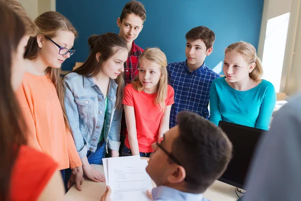 Groep van studenten en leraar met tests — Stockfoto